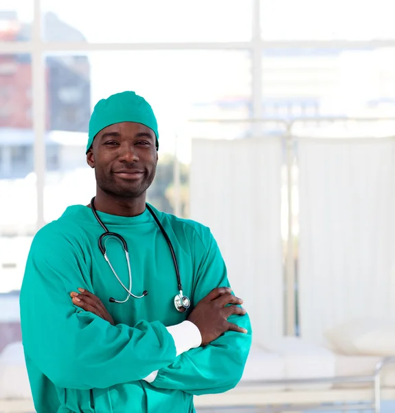 Chirurgo in una sala operatoria — Foto Stock