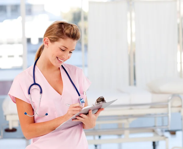 Улыбающаяся красивая медсестра работает в больнице — стоковое фото