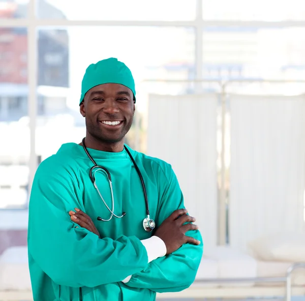 Портрет афроамериканского хирурга, улыбающегося в камеру — стоковое фото