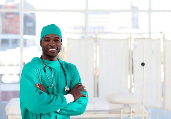 Χαμογελώντας αφρο-αμερικανικό χειρουργός κοιτάζοντας την κάμερα — Φωτογραφία Αρχείου