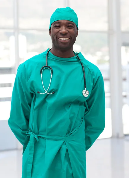 Afro-Arzt blickt in die Kamera — Stockfoto