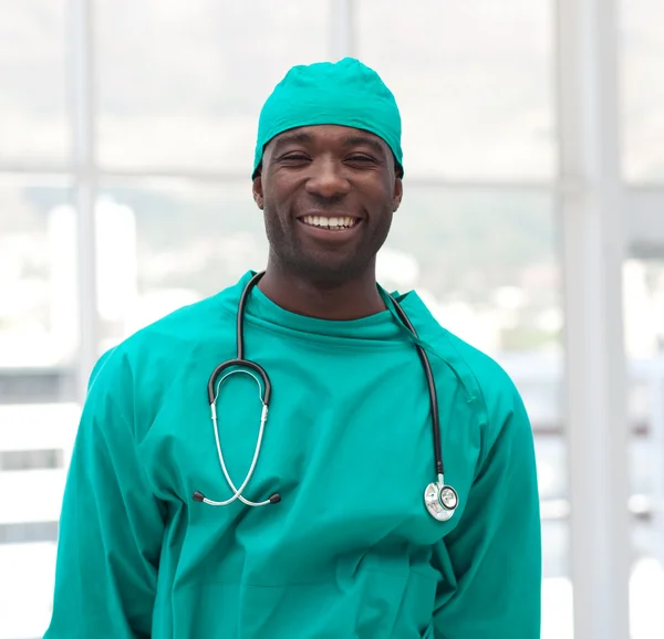Afro orvos nézi a kamerát — Stock Fotó