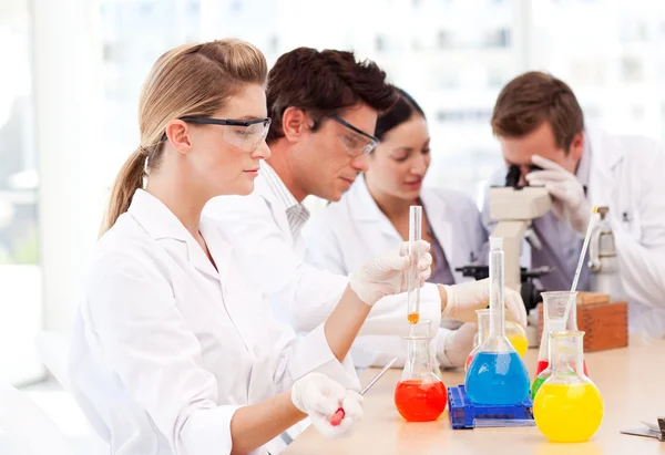 Estudantes de ciências em um laboratório — Fotografia de Stock