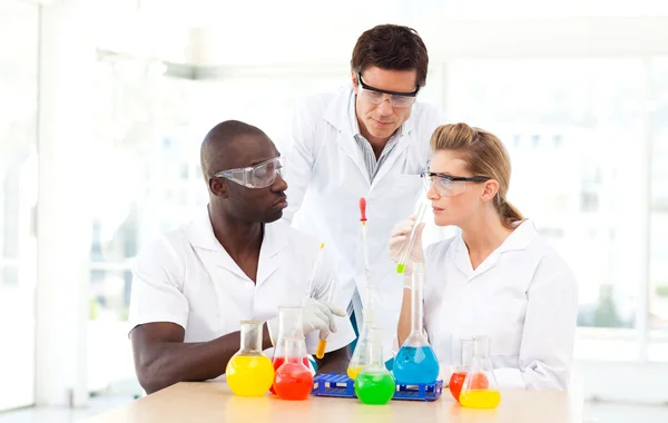 Científicos discutiendo en un laboratorio — Foto de Stock