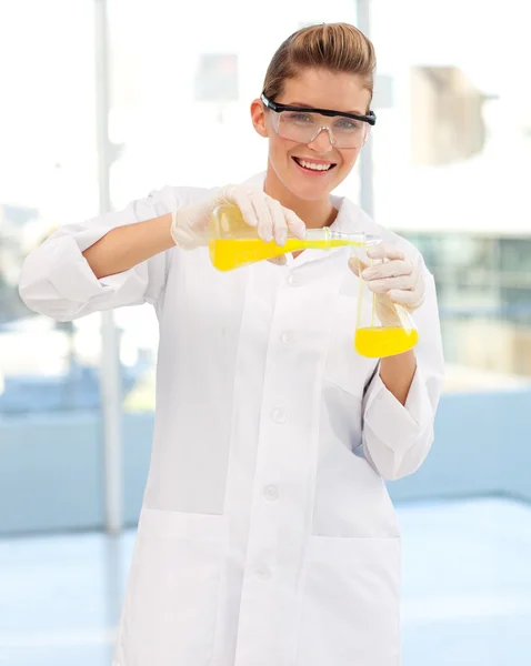 Jeune femme scientifique examinant une éprouvette — Photo