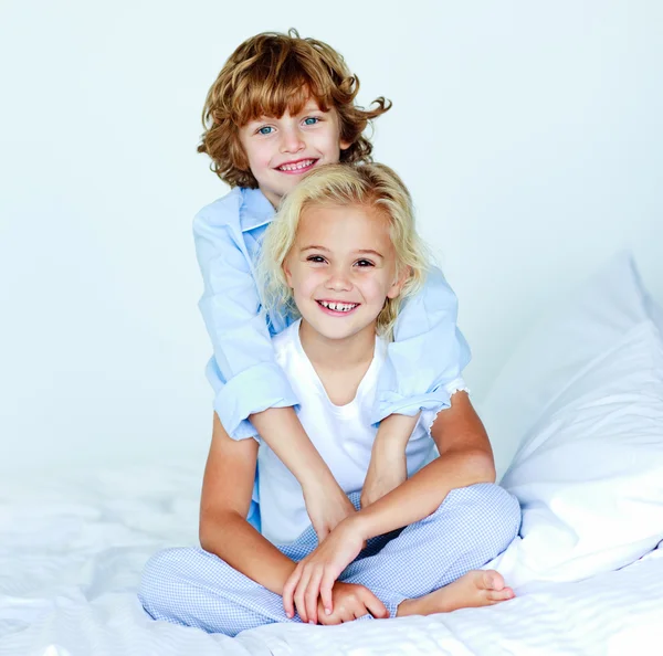 Hermano abrazando a su hermana buenas noches —  Fotos de Stock