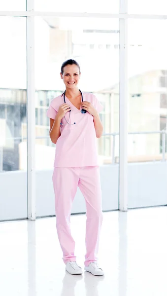 Vacker sjuksköterska står framför kameran — Stockfoto