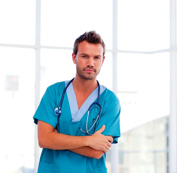 Poważne lekarz młody na białym tle w szpitalu — Zdjęcie stockowe