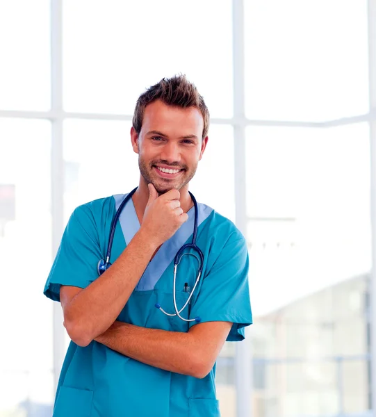Knappe jonge dokter geïsoleerd glimlachen naar de camera — Stockfoto