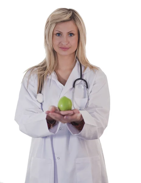 Женщина-доктор держит яблоко — стоковое фото