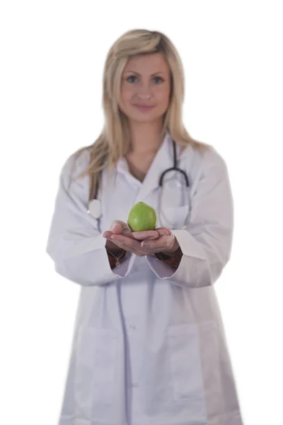 Médico feminino segurando uma maçã — Fotografia de Stock