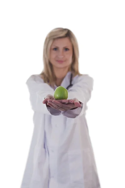 Женщина-доктор держит яблоко — стоковое фото