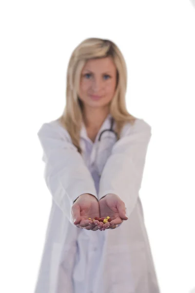 Női orvos egy pirulát tartja a kezében — Stock Fotó