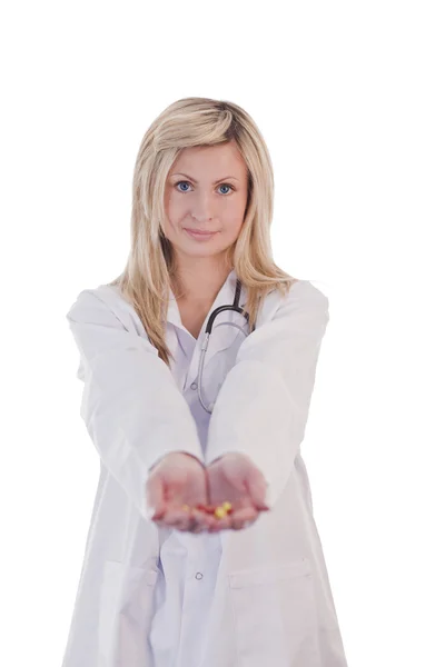 Vrouwelijke arts met een pil in haar hand — Stockfoto