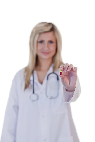 Женщина-доктор держит в руке таблетку. — стоковое фото