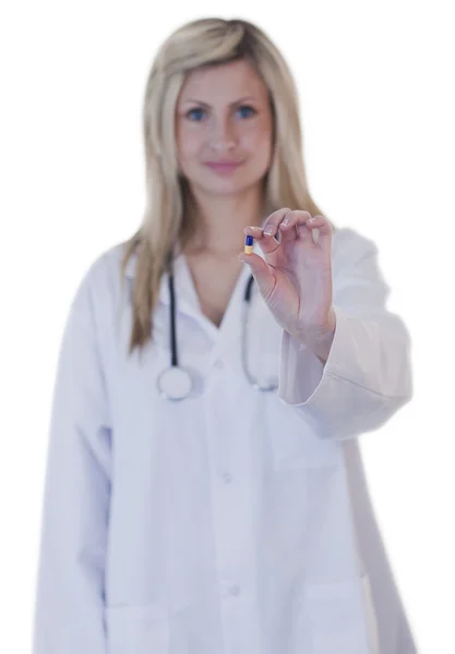 Femme médecin tenant une pilule dans sa main — Photo