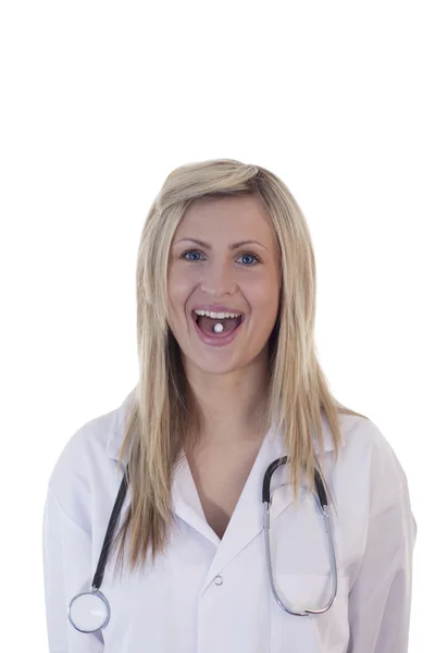 Arts met een pil in de mond — Stockfoto