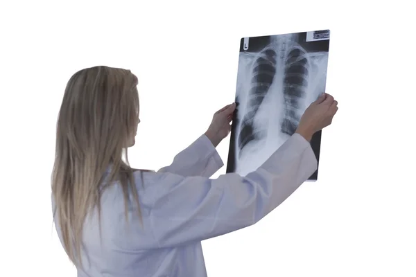 Arzt schaut auf ein Röntgenbild — Stockfoto