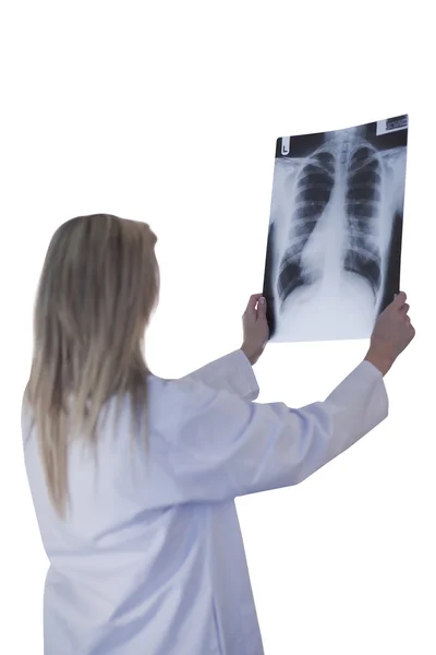Arzt schaut auf ein Röntgenbild — Stockfoto