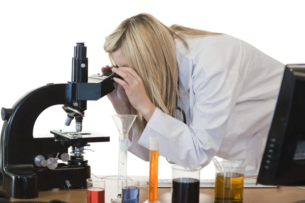 Kobieta naukowiec prowadzenia eksperymentu — Zdjęcie stockowe