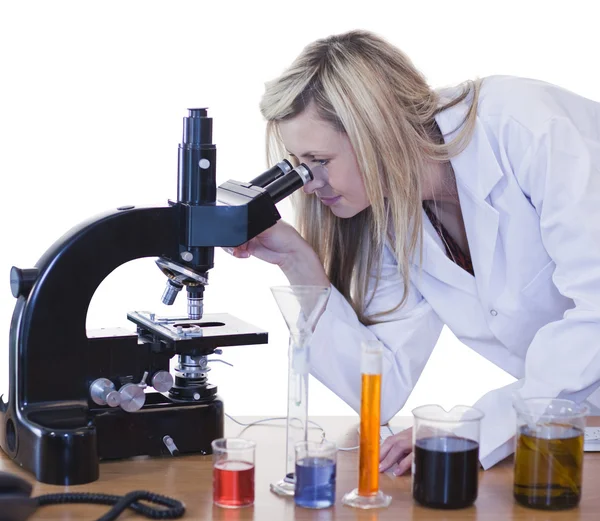 Woman scientist conducting experiment — Stock Photo, Image