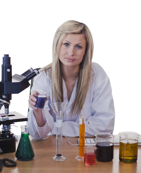 실험을 실시 하는 여성 과학자 — 스톡 사진