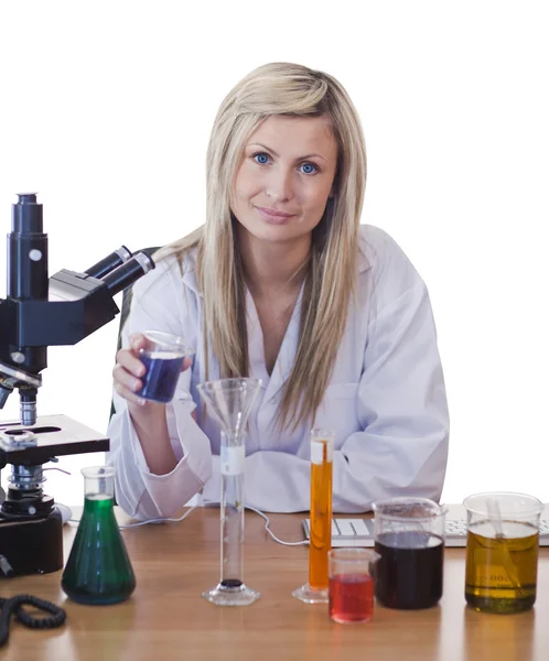 실험을 실시 하는 여성 과학자 — 스톡 사진