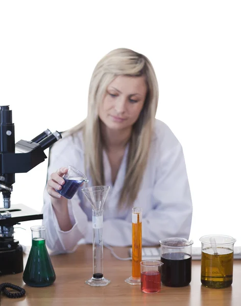 Kobieta naukowiec prowadzenia eksperymentu — Zdjęcie stockowe