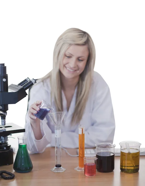 Mujer científica realizando experimento — Foto de Stock