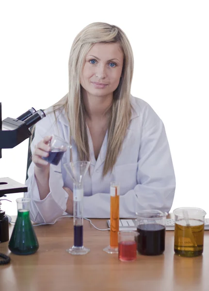 Kísérletet végző nő tudós — Stock Fotó