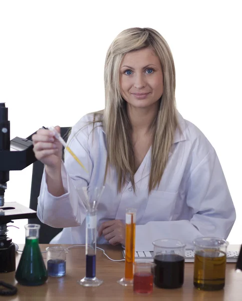 Mujer científica realizando experimento — Foto de Stock