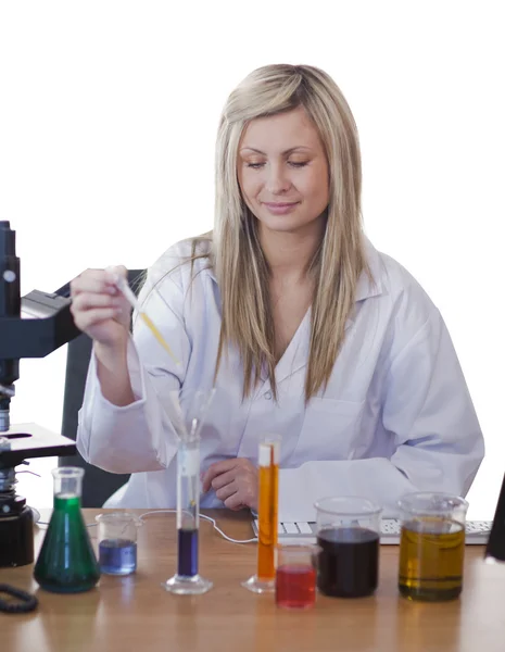 Mulher cientista realizando experimento — Fotografia de Stock