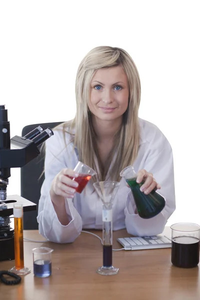 Žena vědec provádějící experiment — Stock fotografie