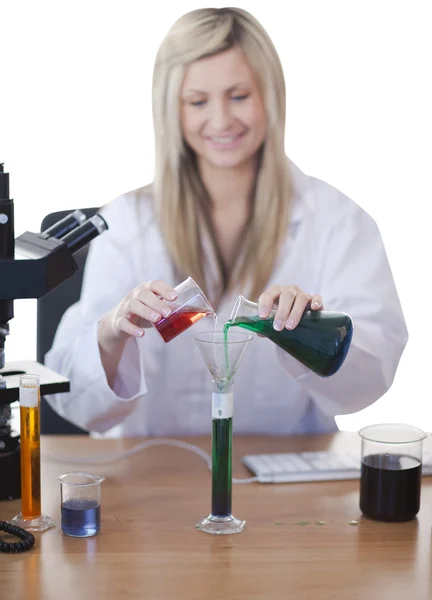 Жінка-науковець проводить експеримент — стокове фото