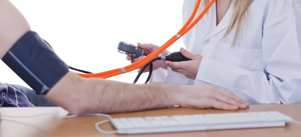 Medicul care măsoară tensiunea arterială a unui pacient — Fotografie, imagine de stoc
