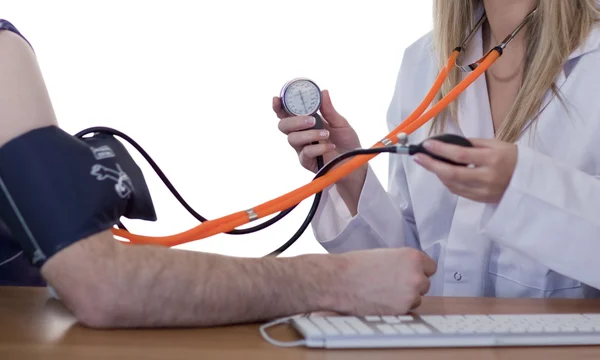 Médico midiendo la presión arterial de un paciente — Foto de Stock