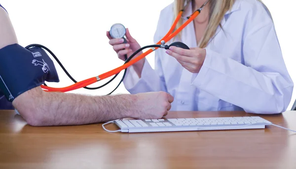 Läkaren mäta blodtrycket på en patient — Stockfoto