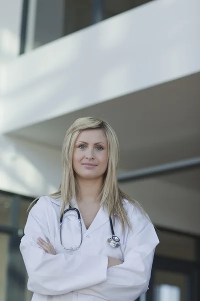 Médica feminina em um hospital — Fotografia de Stock