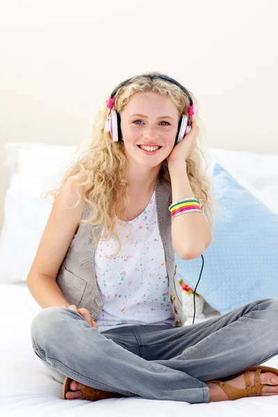 音楽を聴いて笑顔の 10 代の少女 — ストック写真