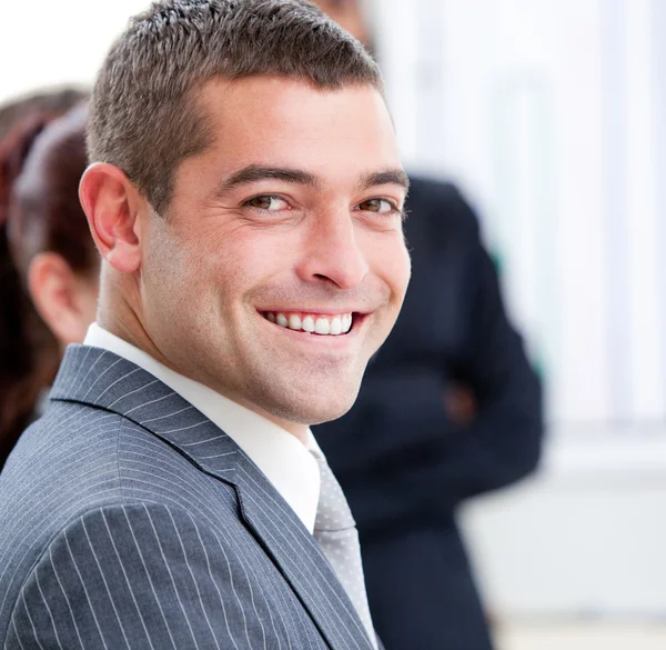 Primer plano de un hombre de negocios sonriente en una presentación — Foto de Stock