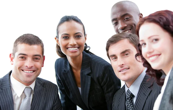 Multietniska business ler mot kameran i ett möte — Stockfoto