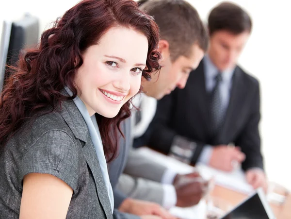 Selbstbewusste Geschäftsfrau lächelt bei einem Meeting in die Kamera — Stockfoto
