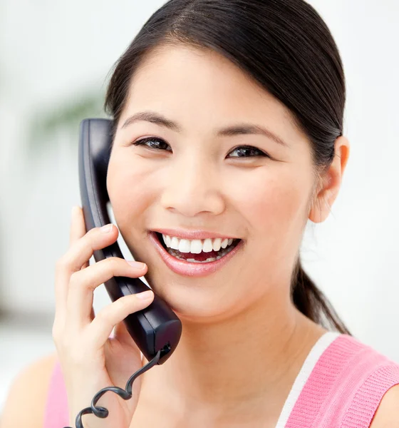 Portret van een vrolijke zakenvrouw praten over telefoon — Stockfoto