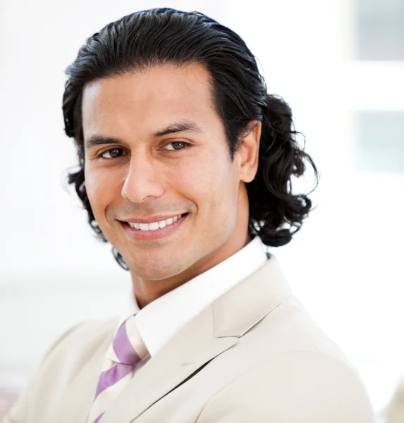 Portret van een charismatische zakenman glimlachen — Stockfoto