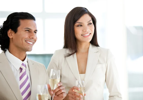 Succesvolle business drinken champagne — Stockfoto