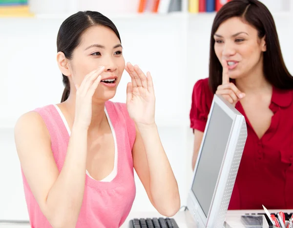 Geschäftsfrau bittet um Schweigen, während ihr Kollege schreit — Stockfoto