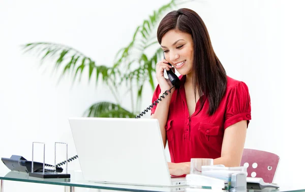 Porträtt av en upptagen affärskvinna prata telefon — Stockfoto