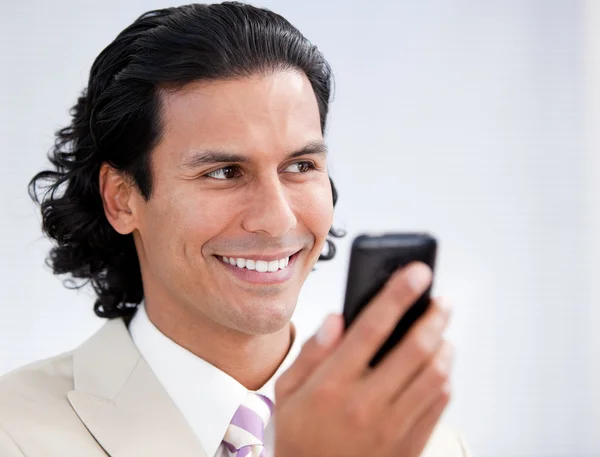 Hombre de negocios feliz usando un teléfono móvil —  Fotos de Stock