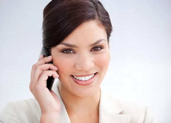 Уверенная деловая женщина разговаривает по телефону — стоковое фото