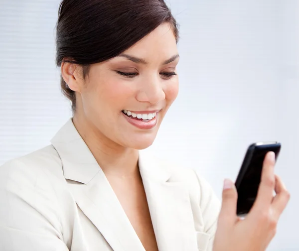 Чарівна бізнес-леді за допомогою мобільного телефону — стокове фото